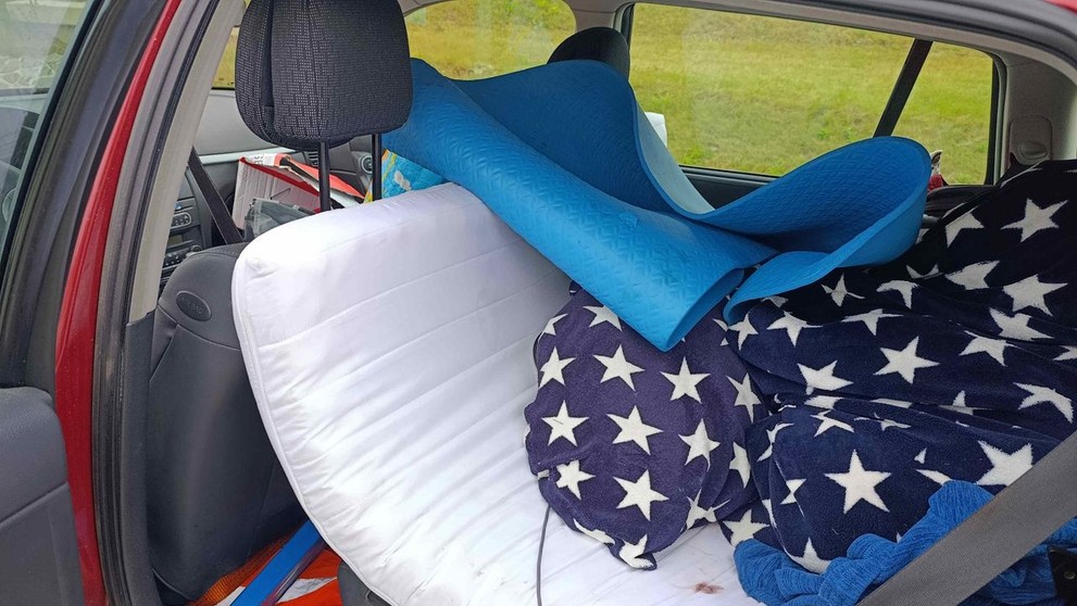 Opitý muž si po nehode ustlal v kufri a spal. V aute našli policajti niekoľko fliaš alkoholu. Vedľa muža sa hral jeho malý syn.