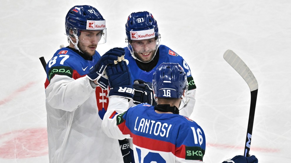 Na snímke slovenskí hokejisti zľava Pavol Regenda, kapitán Matúš Sukeľ sa tešia z gólu.