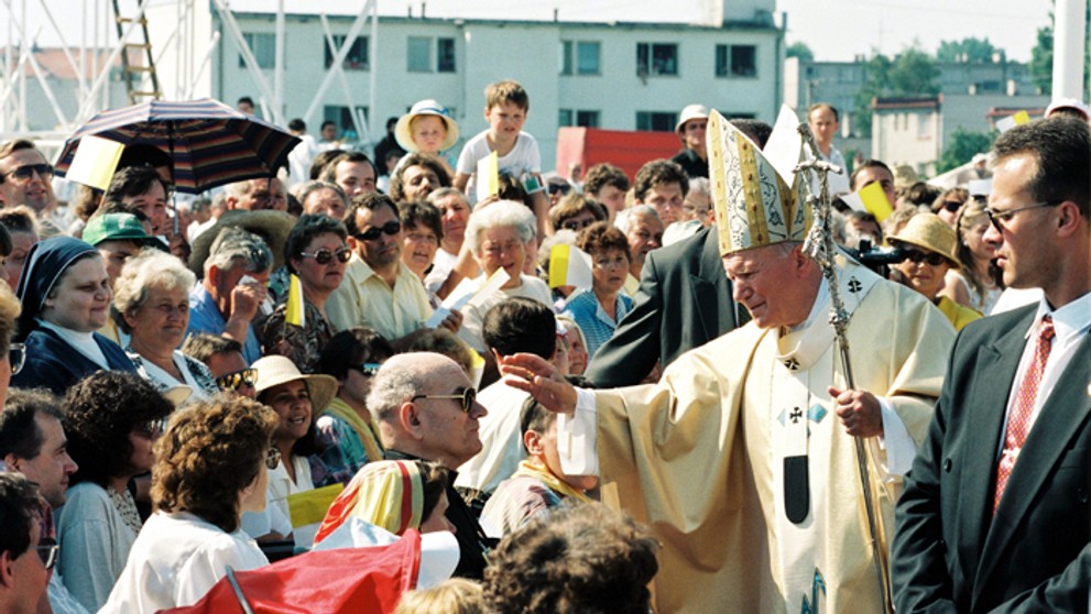 Na snímke z 1. júla 1995 Svätý otec Ján Pavol II. požehnáva pútnikom v Šaštíne.