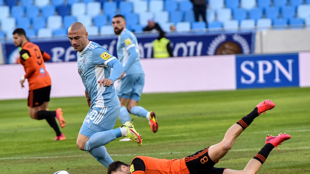 Zľava Jaba Kankava (Slovan Bratislava) a Dalibor Takáč (MFK Ružomberok) počas zápasu 14. kola Fortuna ligy.