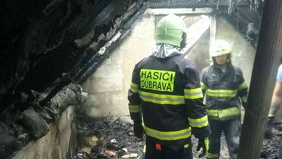 Do domu udrel blesk, zachvátili ho plamene.