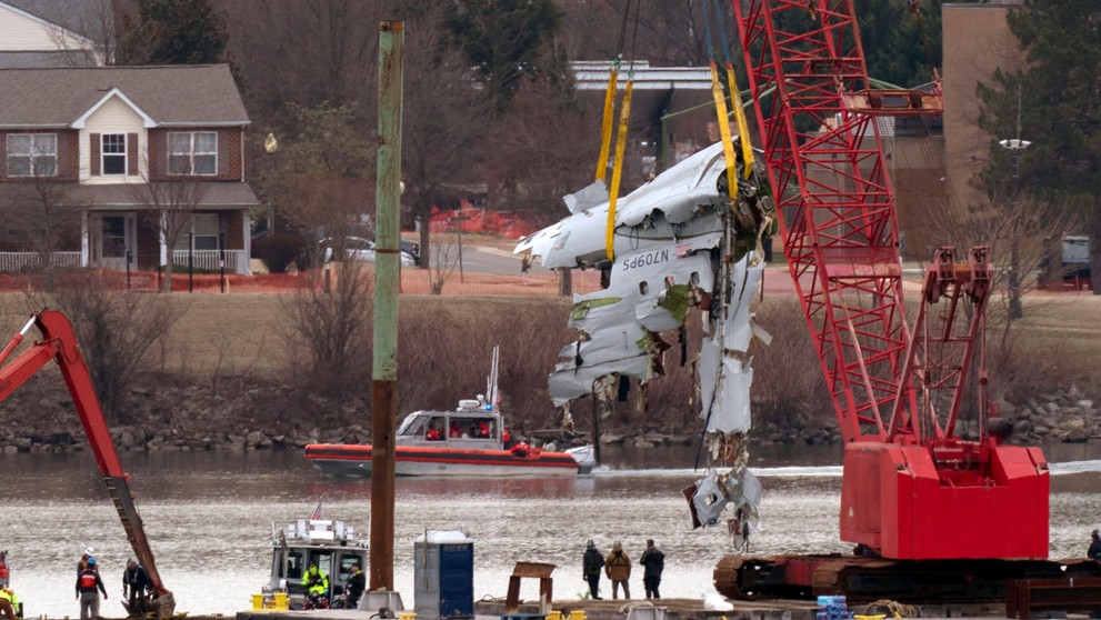 Z vody vyťahujú trosky