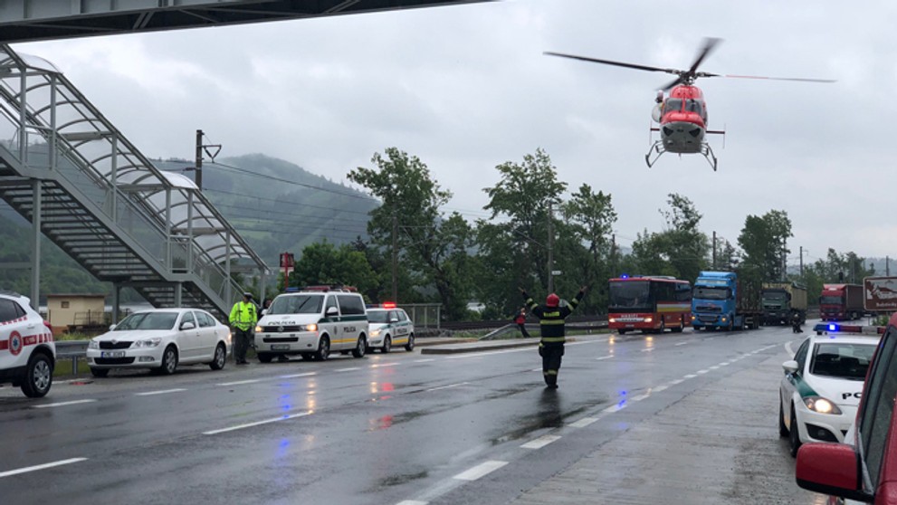 Na mieste zasahuje vrtuľník.