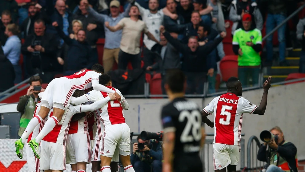 Gólová radosť v podaní hráčov Ajaxu v semifinále EL proti Lyonu.