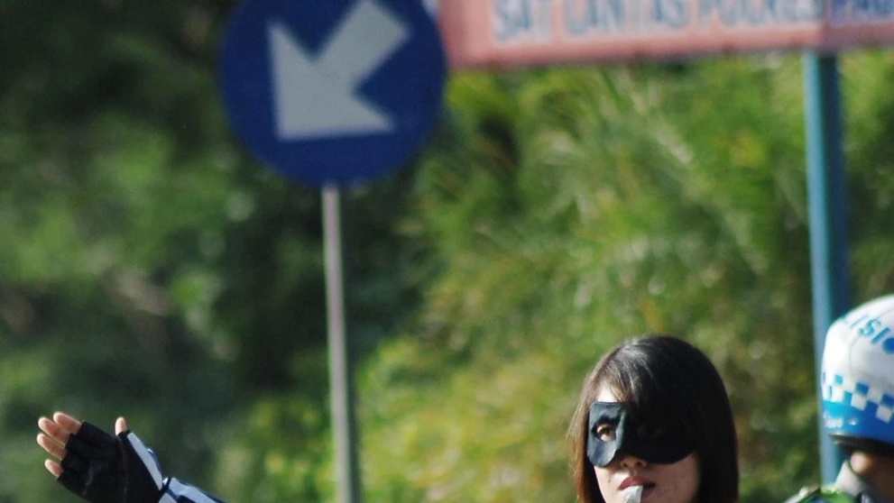 Policajtka Catwoman v Indonézii