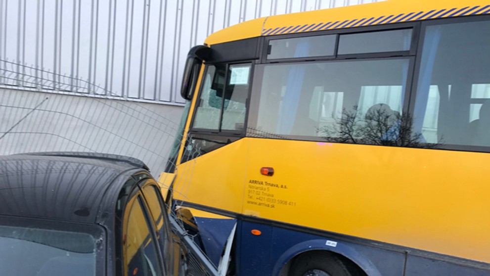 Autobus po čelnej zrážke v osobným autom v Trebaticiach.