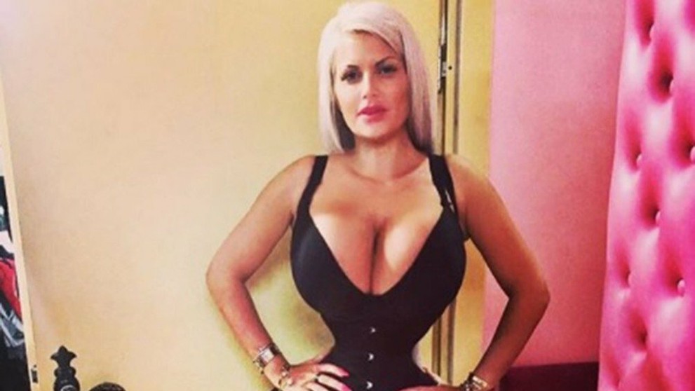 Jan Mursak (Slovinsko) prechádza cez obrancu USSA Chrisa Bourquea.