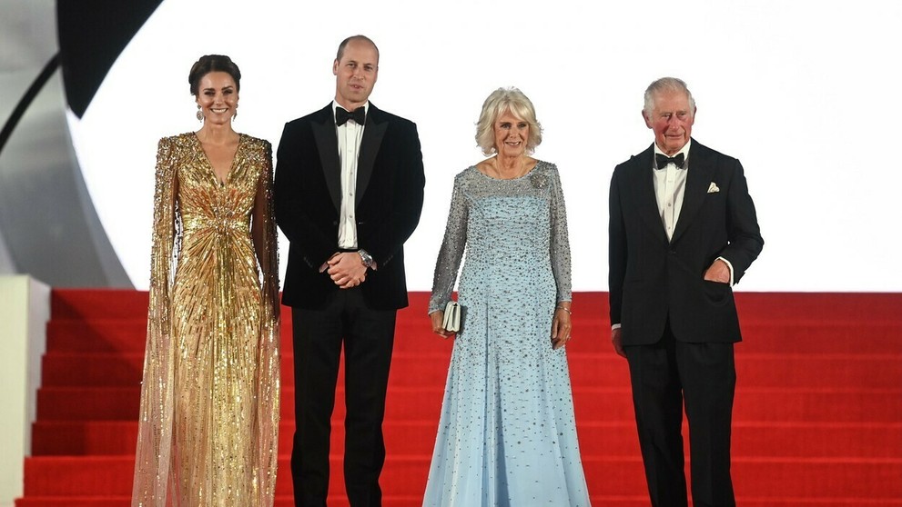 Kráľovská rodina na premiére novej bondovky.
