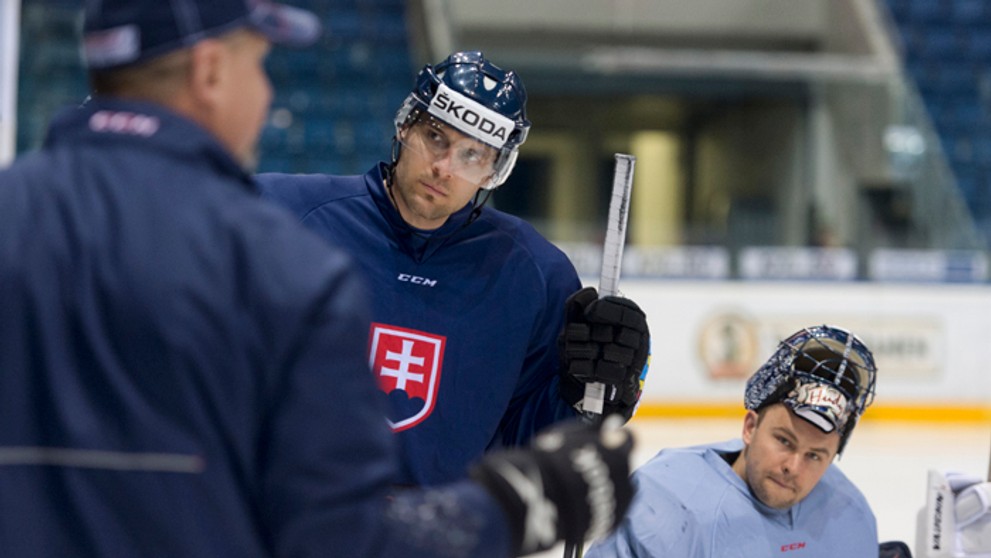 Ivan Švarný a vpravo brankár Július Hudáček 