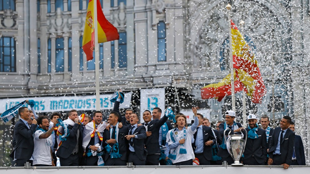 Hráči Realu Madrid s trofejou víťaza Ligy majstrov.