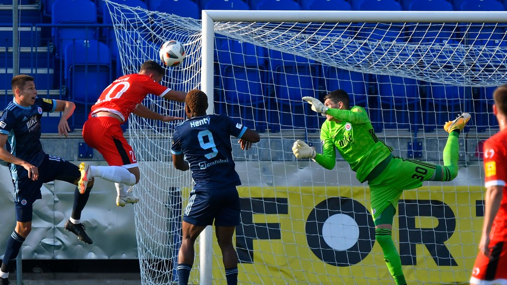 Na snímke vľavo hlavičkuje Patrik Pinte (MFK Tatran Liptovský Mikuláš), uprostred Ezekiel Henty a vpravo brankár Michal Šulla.