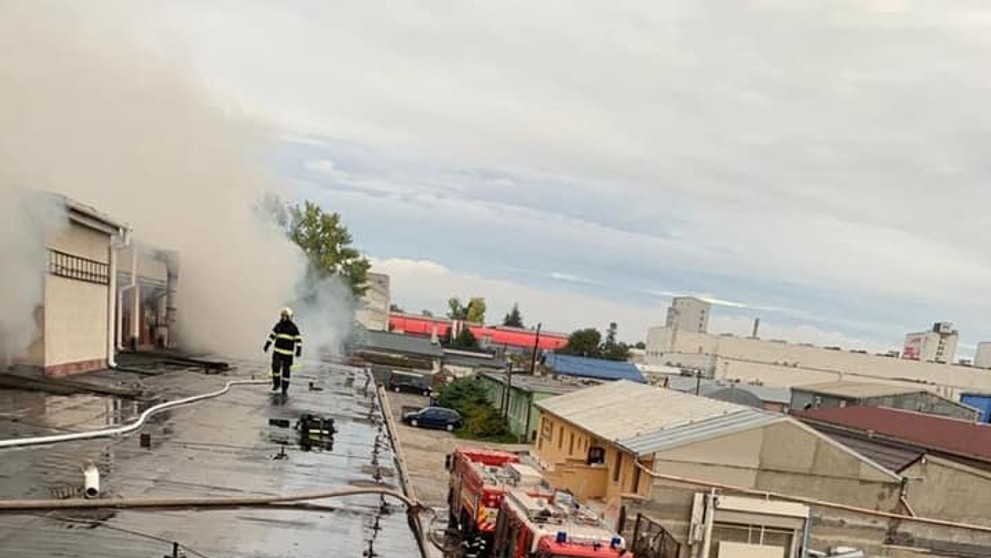 Požiar predajne s nábytkom.