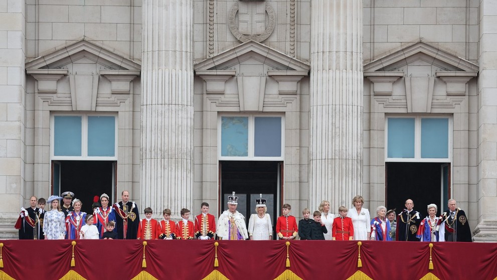 Britská kráľovská rodina na balkóne Buckinghamského paláca
