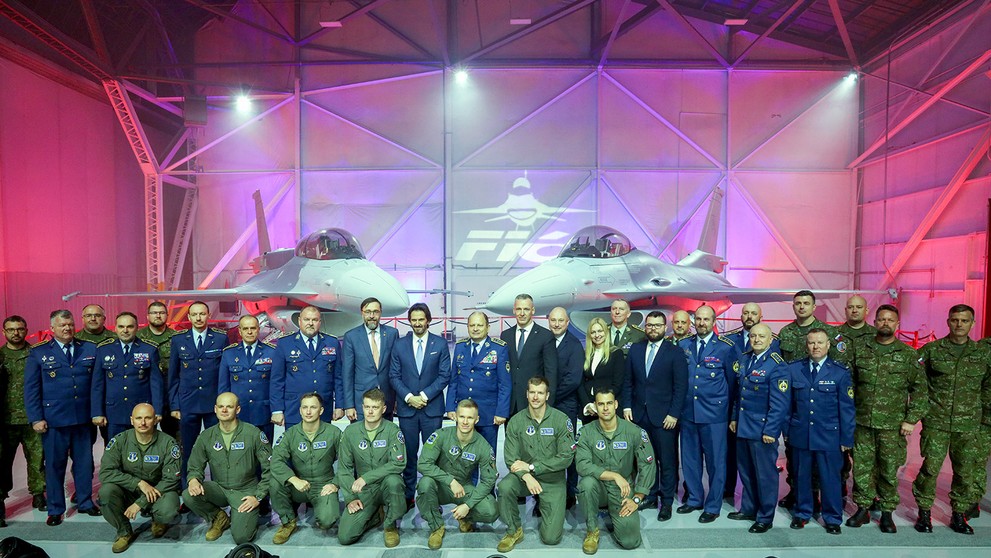 Delegácia vedúcich predstaviteľov slovenského ministerstva obrany a Ozbrojených síl SR na čele s ministrom obrany Robertom Kaliňákom (2)