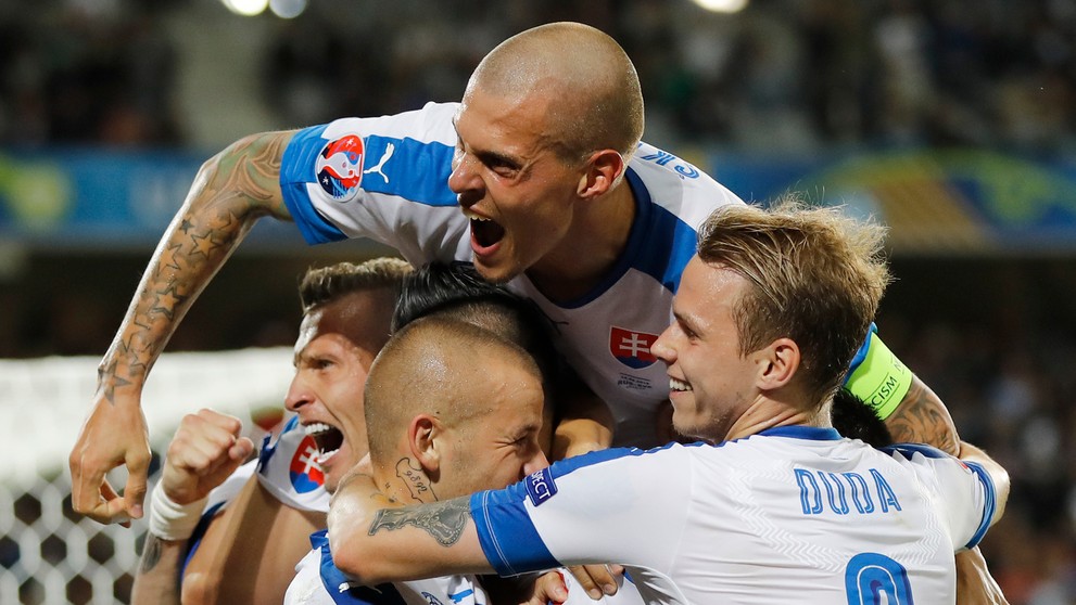 Slovenskí futbalisti oslavujú Hamšíkov gól na 2:0.