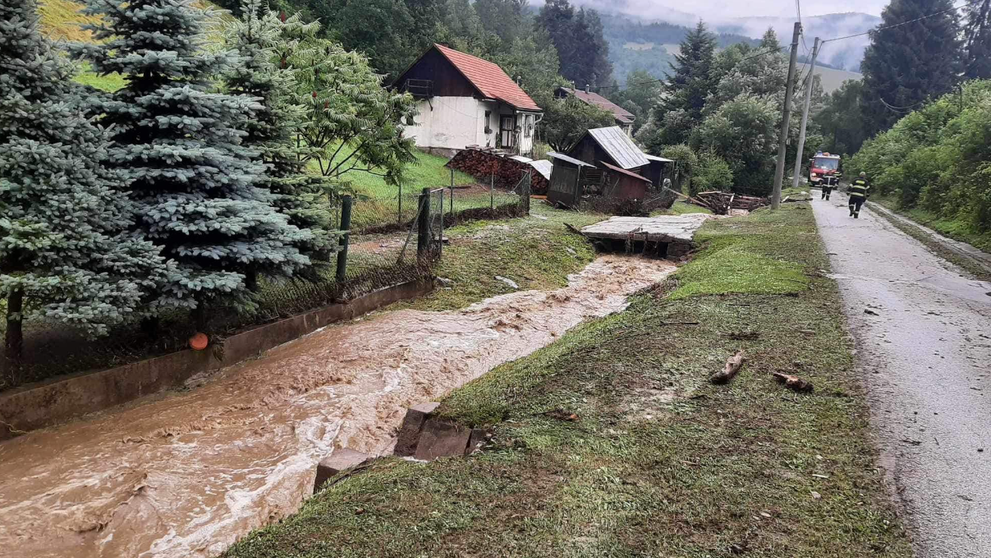 Prívalová povodeň sa prehnala obcou Mníšek nad Hnilcom.