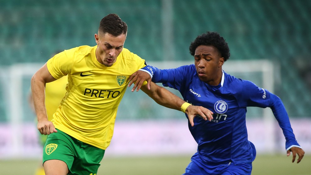 Na snímke zľava Adrián Kaprálik (Žilina) a Malick Fofana (Gent) bojujú o loptu.