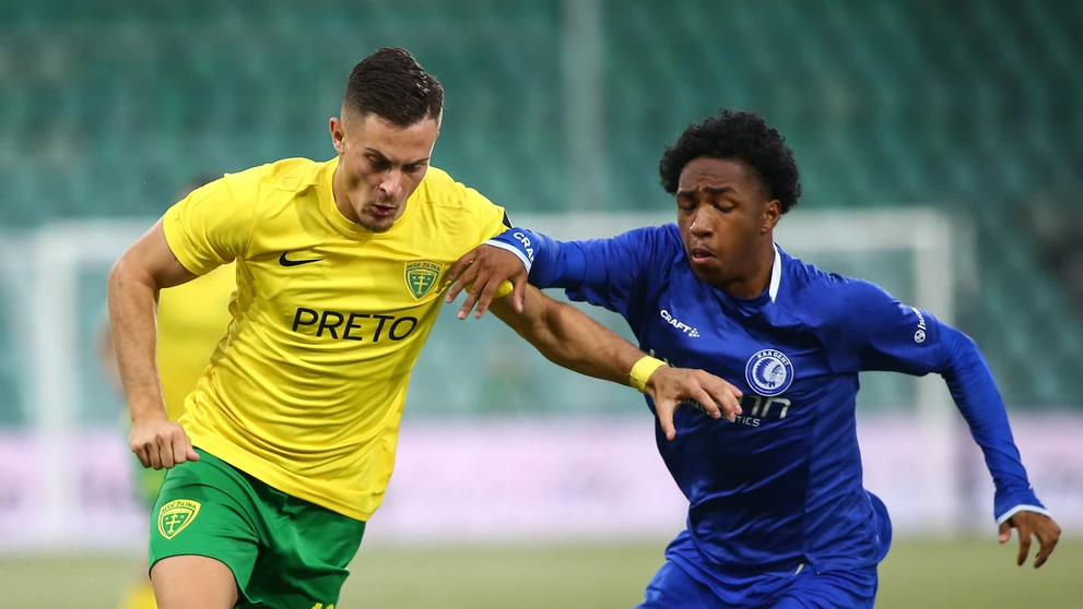 Na snímke zľava Adrián Kaprálik (Žilina) a Malick Fofana (Gent) bojujú o loptu.