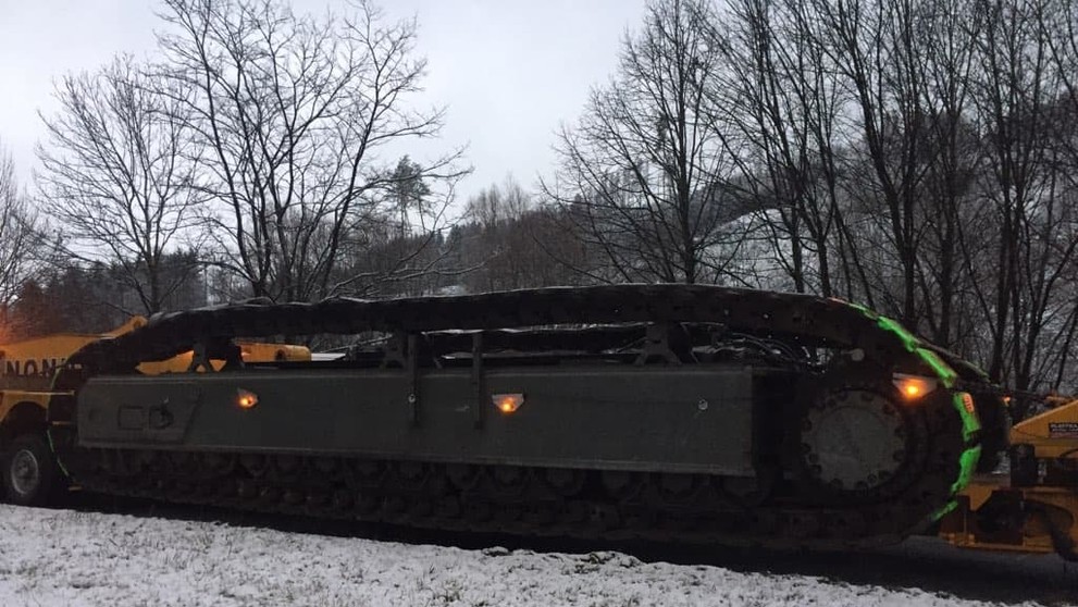 Prevoz demolačného stroja.