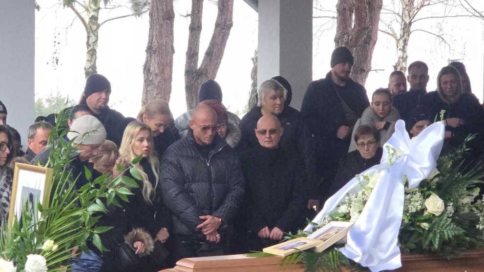 Smútiaci na pohrebe.