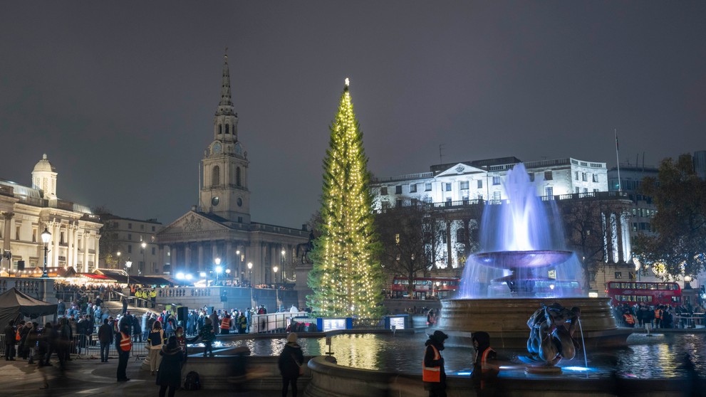 Vianočný stromček na Trafalgar Square v Londýne.