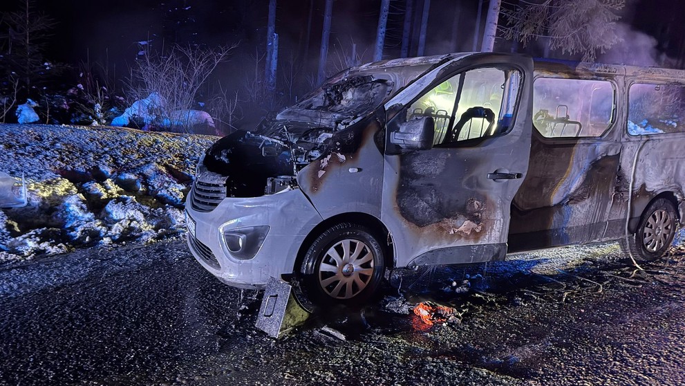 Dodávka zhorela do tla, kapela unikla o vlások.