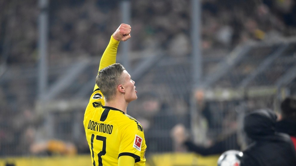 Erling Haaland z Borussie Dortmund reaguje po dueli proti Frankfurtu.