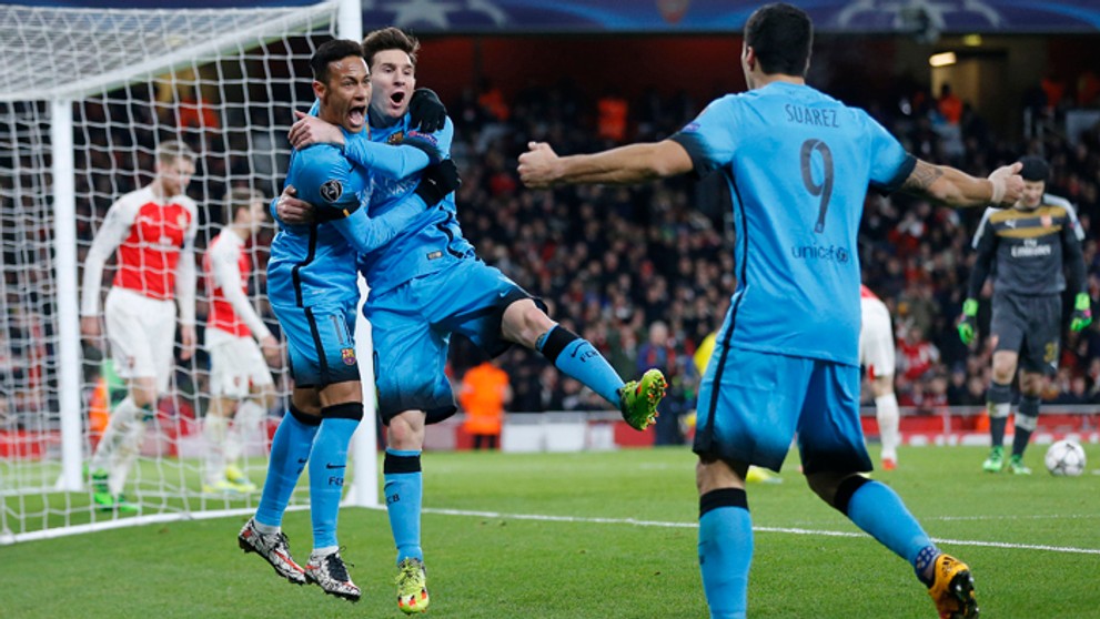 Neymar, Lionel Messi a Luis Suarez sa tešia po strelení gólu Arsenalu v osemfinále LM.