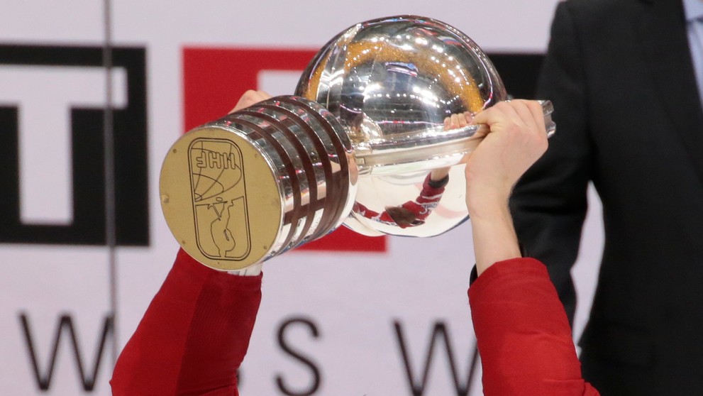 Na snímke kanadský reprezentant Corey Perry oslavuje s trofejou titul majstra sveta z MS v Rusku