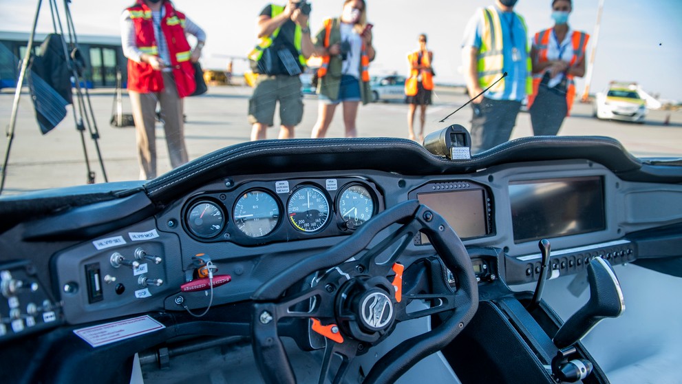 Lietajúce auto Aircar po prvý raz absolvovalo let medzi dvoma medzinárodnými letiskami