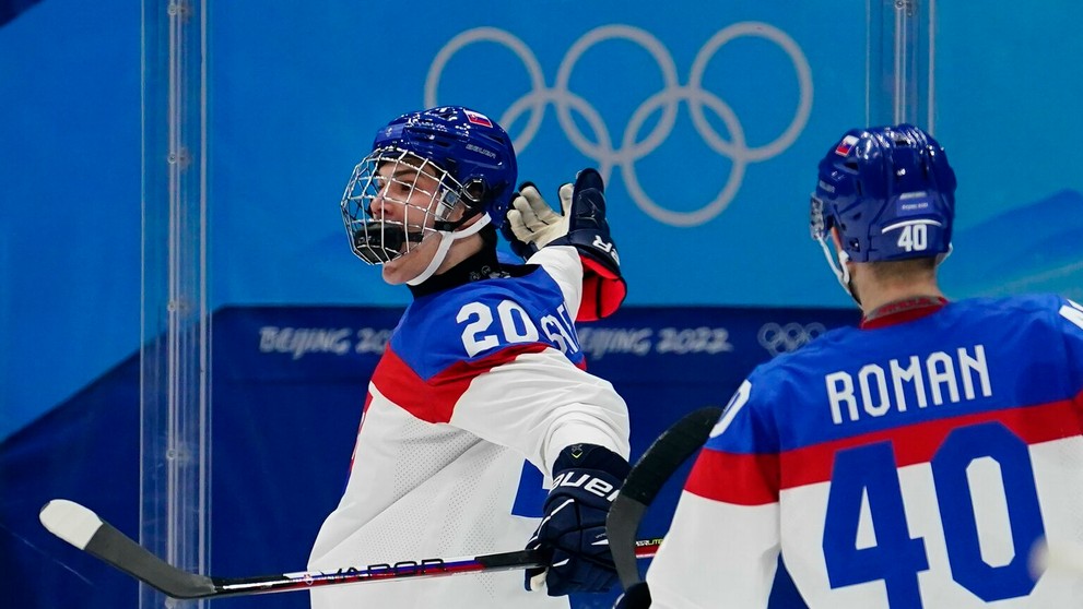 Juraj Slafkovský strieľa gól Fínom v dueli ZOH 2022.