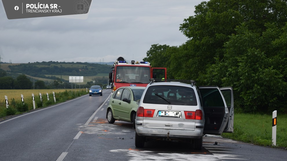 Zrážka áut pri Novom Meste nad Váhom.