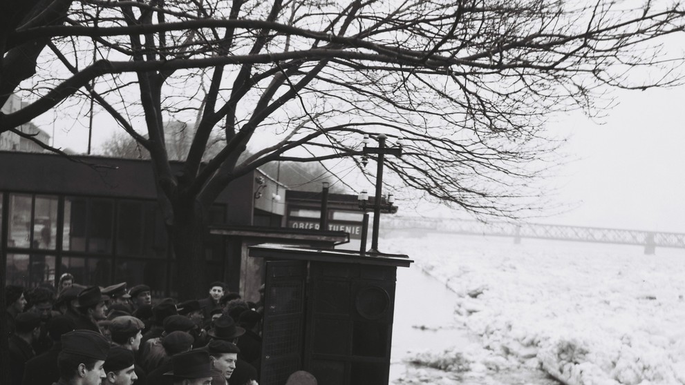 Zamrznutý Dunaj počas zimy v roku 1956.