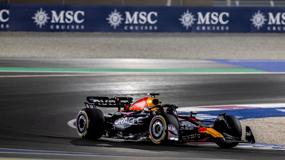 Holanďan Max Verstappen na trati v Katare.
