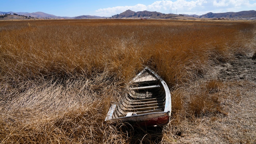 Opustený čln na mieste, kde bola nedávno voda.