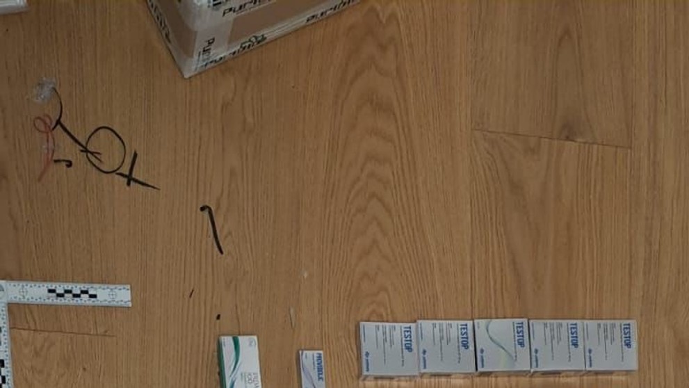 Policajti pri domových prehliadkach zaistili veľké množstvo zakázaných látok