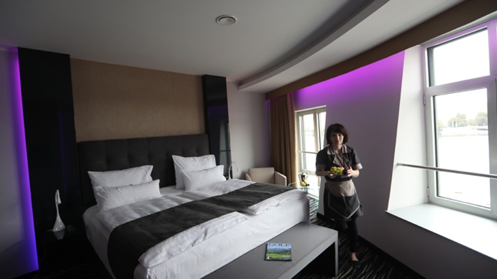 Pohľad do hotelovej izby v Tancujúcom dome v Prahe.