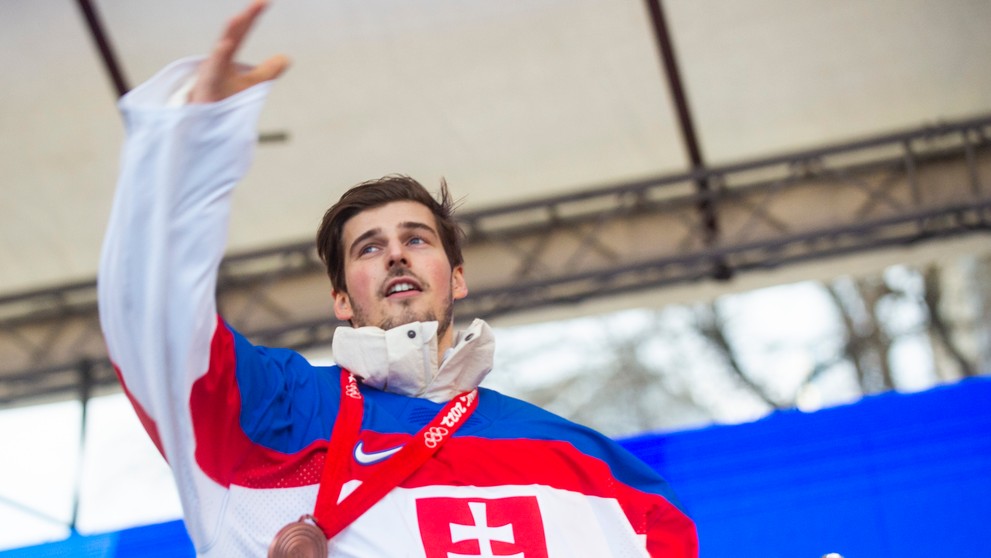 Patrik Rybár počas osláv bronzu zo ZOH 2022 na Námestí SNP v Bratislave.