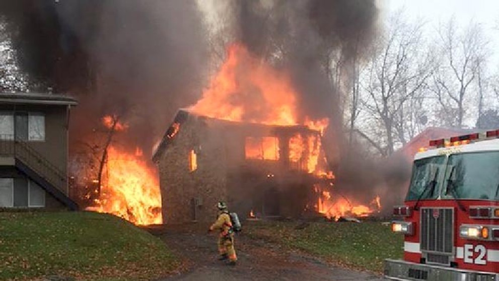 Lietadlo narazilo do obytného domu.