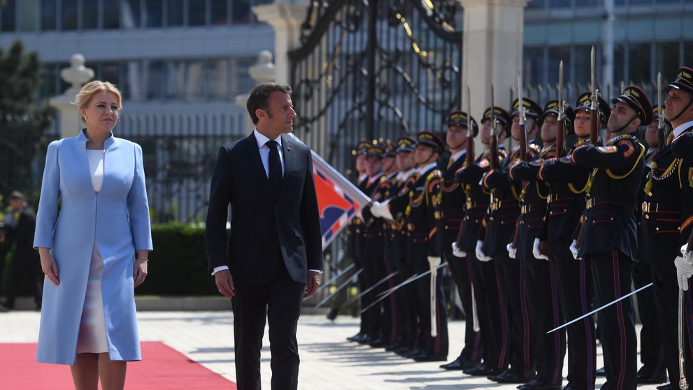 Francúzsky prezident Emmanuel Macron pricestoval na Slovensko.