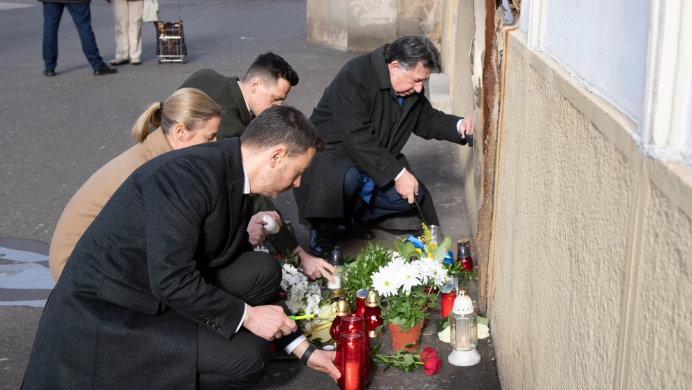 Členovia vlády pri symbolickom pamätníku