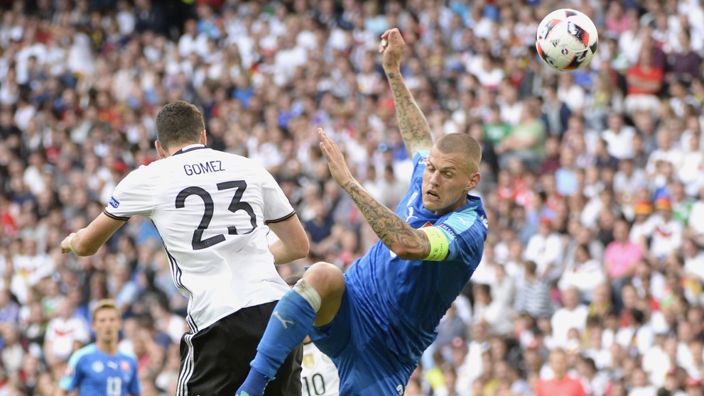 Na snímke vľavo Mario Gomez (Nemecko) a vpravo Martin Škrtel na ME.