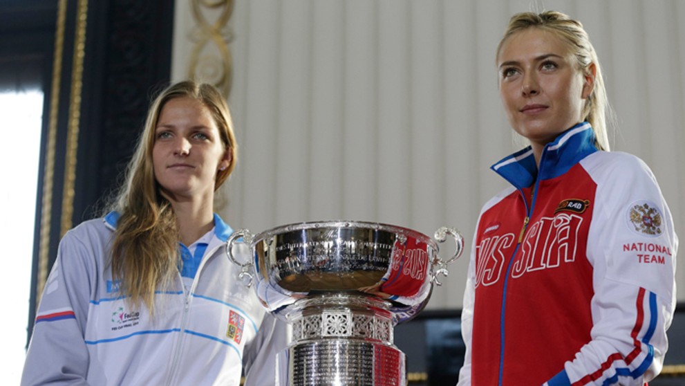 Karolína Plíšková a Mária Šarapovová s Pohárom federácie.