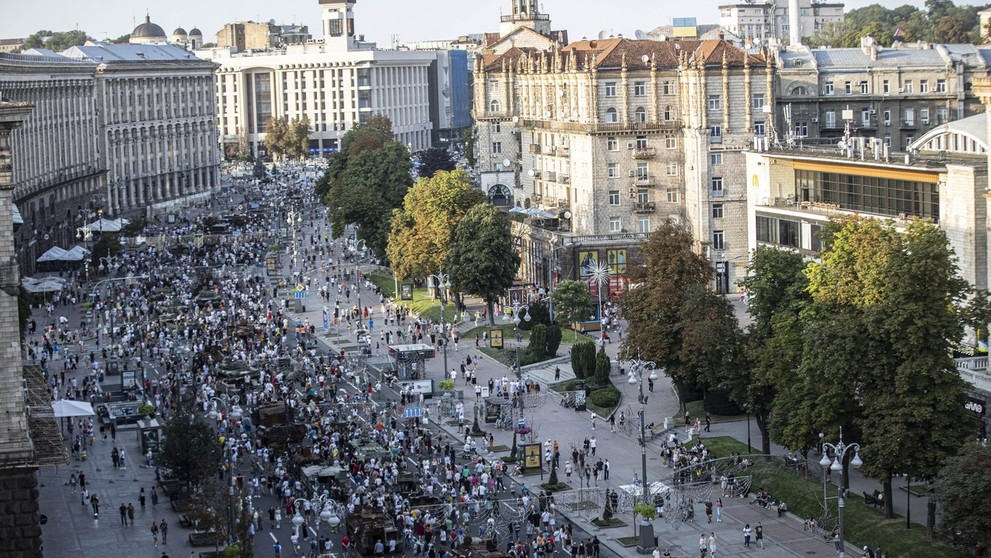 Ukrajinci si prezerajú zaistenú vojenskú techniku a zbrane