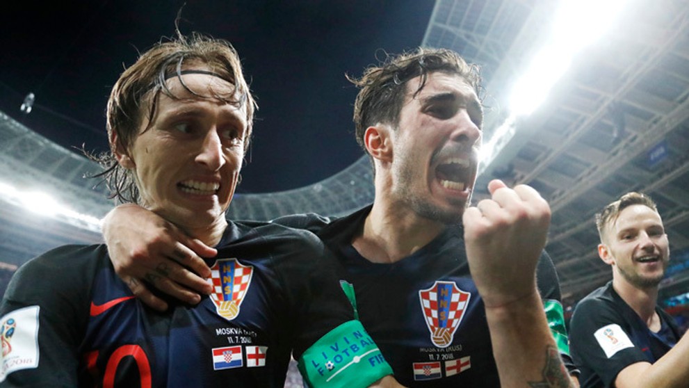Luka Modrič, Šime Vrsaljko (vľavo) a Ivan Rakitič oslavujú postujúci gól do finále MS.