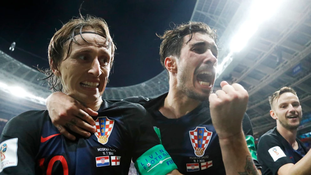 Luka Modrič, Šime Vrsaljko (vľavo) a Ivan Rakitič oslavujú postujúci gól do finále MS.