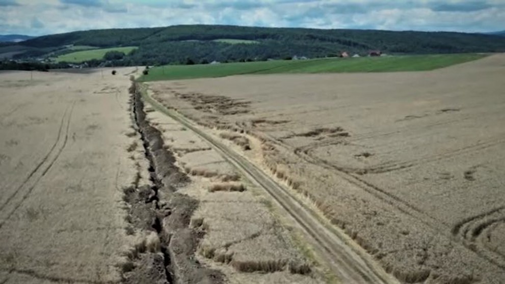Zákopy po vykopaní káblov zo zeme pri obci Kojatice. 