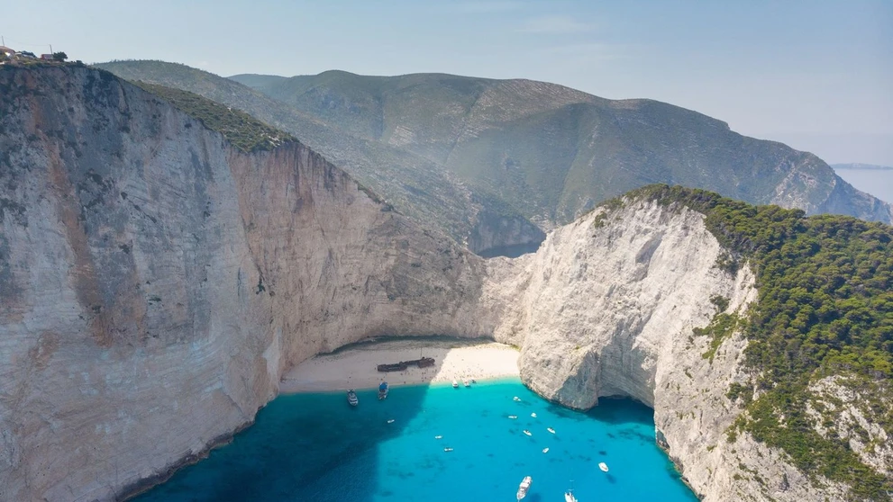 Pláž Navagio na ostrove Zakynthos.