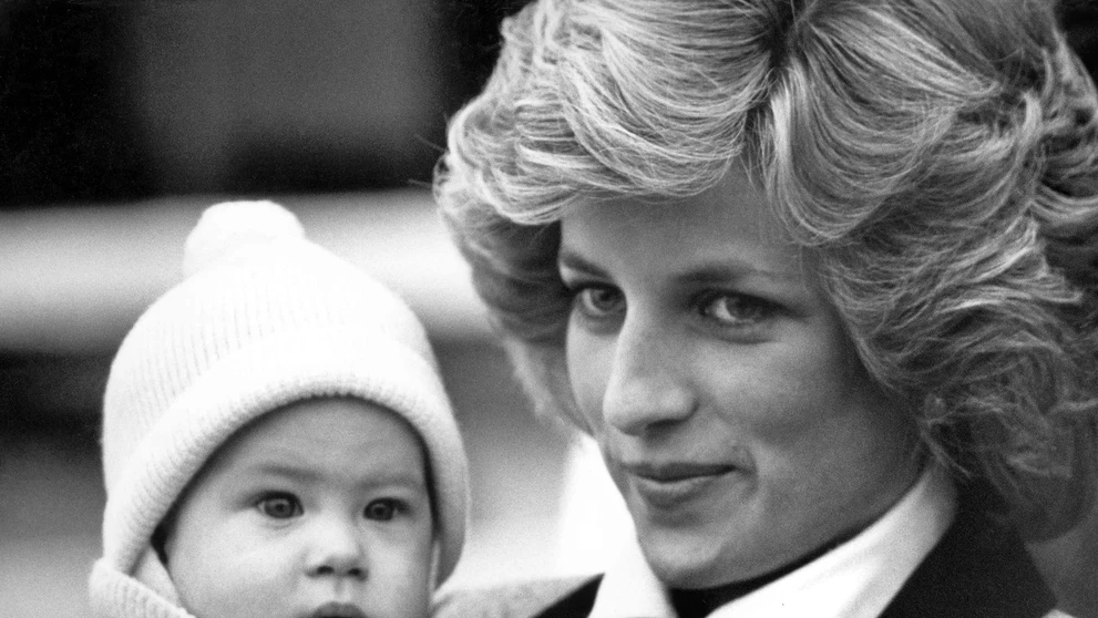 Princ Harry a princezná Diana na archívnej snímke z roku 1985.