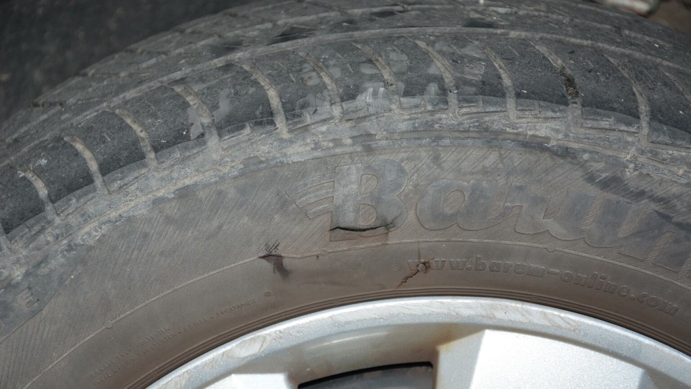 Prepichnutá pneumatika.